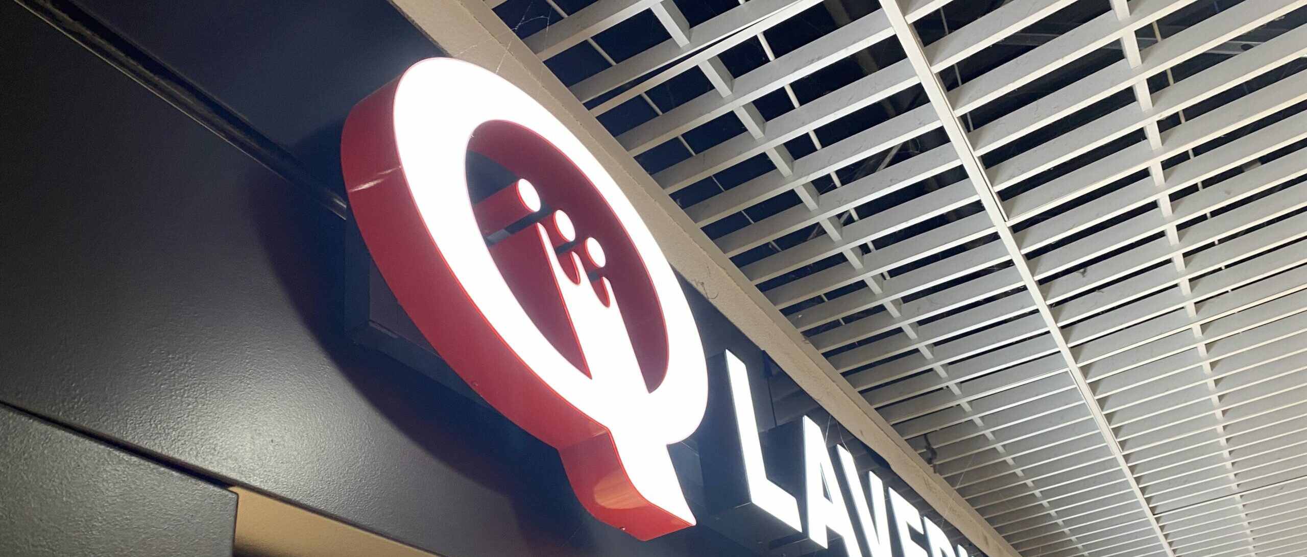 Image d'arrière-plan représentant notre expertise en enseignes